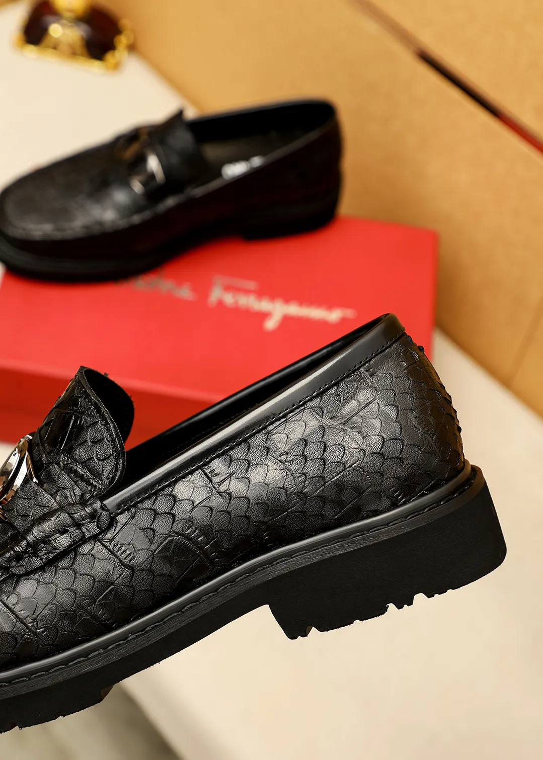 Men's shoes 💰520 💐 Product trademark: Ferragamo "Ferragamo" casual leather shoes Regular size: 38-44 (45.46🉑️customized) Product materials: Selected imported first-layer calfskin embossed upper + original hardware buckle, imported water-dyed cow leather lining. Strong three-dimensional visual effect, original outsole color: 1⃣️color optional